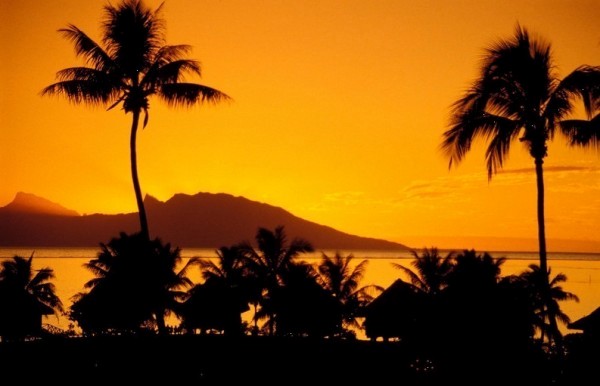 大溪地的海島遠眺塔希提島,也譯為塔西提島(tahiti),又稱為大溪地,是