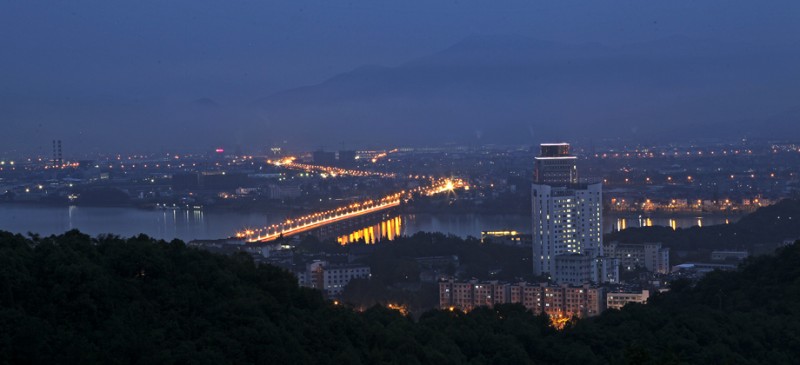 傍晚雷雨後雲山霧水的富陽城和璀璨夜景,中國旅遊攻略-遊俠客社區